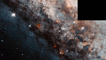 Caldwell 83, atau NGC 4945, adalah galaksi spiral berbatang (seperti Bima Sakti kita) yang tampak tepinya.  Foto: NASA