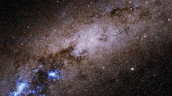 Caldwell 72, juga dikenal sebagai NGC 55, adalah galaksi yang terletak 6,5 juta tahun cahaya dari Bumi di konstelasi Sculptor. Untuk melihat koleksi lainnya bisa dilihat di sini. Foto: NASA