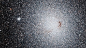 Caldwell 18 adalah galaksi kerdil dan satelit dari galaksi Andromeda. Foto: NASA