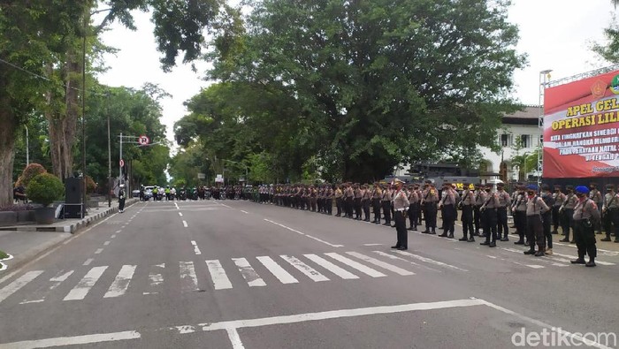 Polisi menyiapkan skema pengamanan lalu lintas saat Natal dan tahun baru. Salah satunya dengan melakukan pembatasan-pembatasan di area wisata.