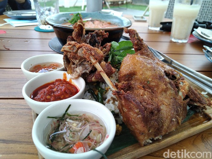 GIOI : Santap Bebek Goreng Premium dan Lodeh Salmon di Resto Instagramable