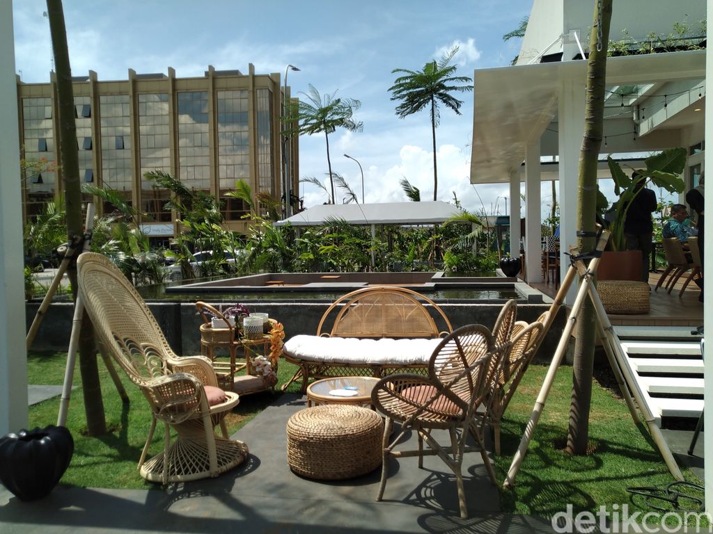 GIOI : Santap Bebek Goreng Premium dan Lodeh Salmon di Resto Instagramable