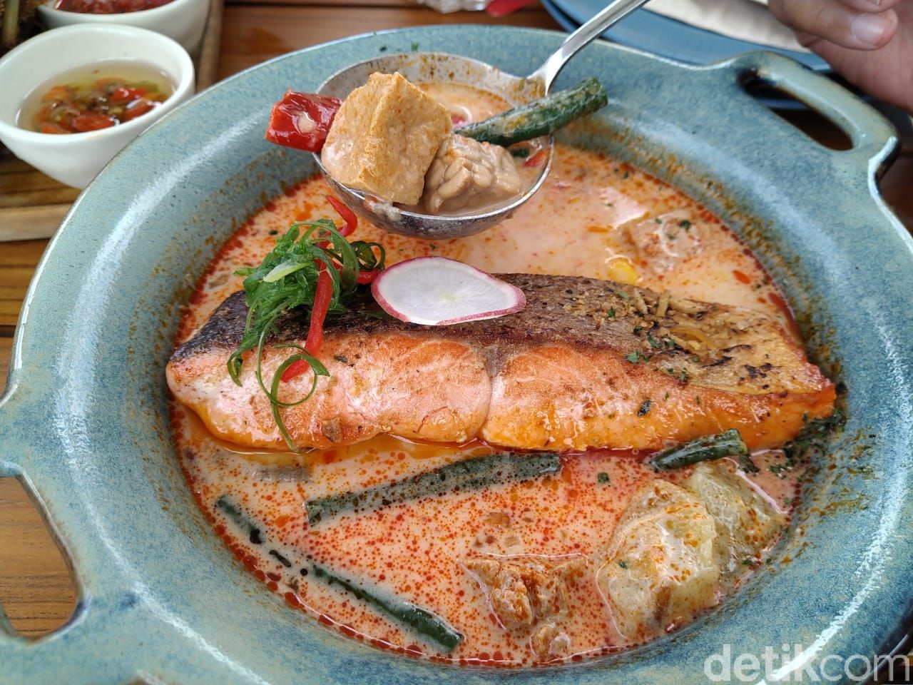 GIOI : Santap Bebek Goreng Premium dan Lodeh Salmon di Resto Instagramable