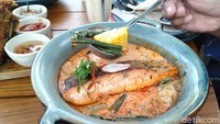 Salah satu menu andalannya adlaah Salmon Lodeh. Kuah creamy santan dengan cita rasa agak pedas dipadukan dengan salmon yang cukup tebal. Foto: detikFood/Devi S. Lestari