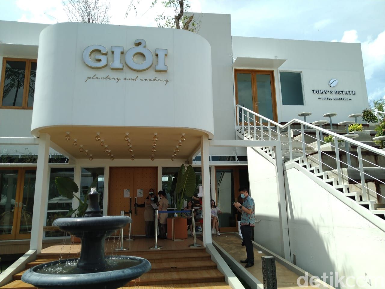 GIOI : Santap Bebek Goreng Premium dan Lodeh Salmon di Resto Instagramable