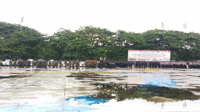 Gubernur Sulsel Nurdin Abdullah memimpin apel gelar pasukan TNI-Polri dalam rangka pengamanan Natal dan Tahun Baru.