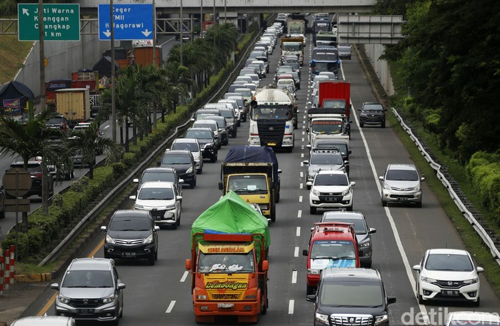 Lima hari menjelang perayaan Natal 2020, arus kendaraan mengular panjang yang akan meninggalkan Jakarta menuju Cikampek , di KM39 Tol JORR Jakarta, Senin (21/12/2020) pagi