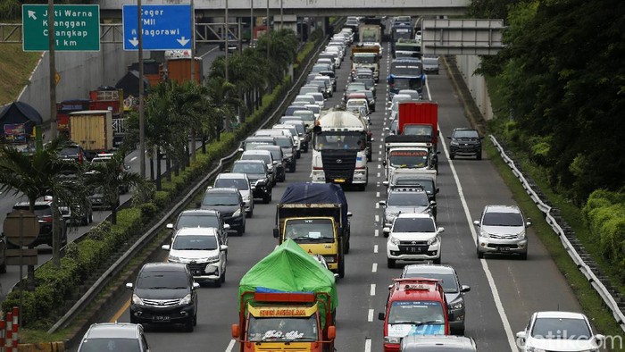 Lima hari menjelang perayaan Natal 2020, arus kendaraan mengular panjang yang akan meninggalkan Jakarta menuju Cikampek , di KM39 Tol JORR Jakarta, Senin (21/12/2020) pagi
