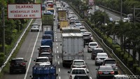Antrean dan kepadatan kendaraan yang mengarah ke Tol Jakarta-Cikampek terlihat mulai dari KM 39 Jati Warna.