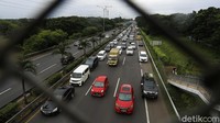 Kendaraan yang melintas didominasi oleh mobil pribadi. 