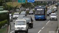 Arus lalu lintas tampak merayap.