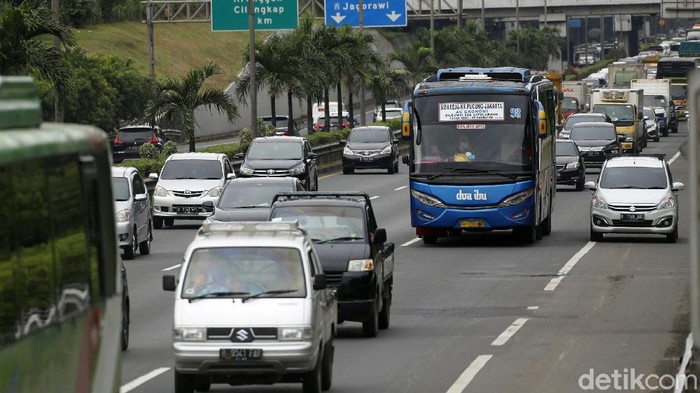 Lima hari menjelang perayaan Natal 2020, arus kendaraan mengular panjang yang akan meninggalkan Jakarta menuju Cikampek , di KM39 Tol JORR Jakarta, Senin (21/12/2020) pagi