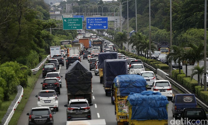 Lima hari menjelang perayaan Natal 2020, arus kendaraan mengular panjang yang akan meninggalkan Jakarta menuju Cikampek , di KM39 Tol JORR Jakarta, Senin (21/12/2020) pagi