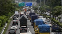 Arus lalu lintas yang mengarah ke Tol Jakarta-Cikampek tampak macet. Sedangkan arus lalu lintas sebaliknya lancar.