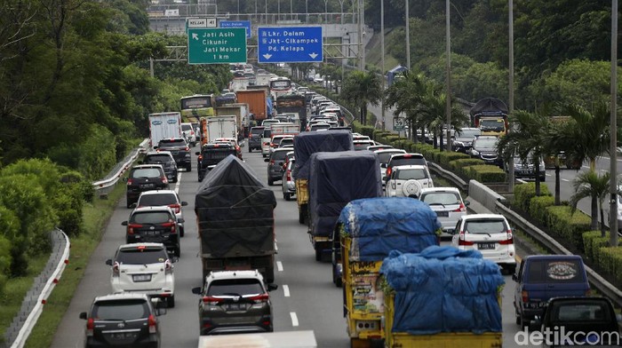 Lima hari menjelang perayaan Natal 2020, arus kendaraan mengular panjang yang akan meninggalkan Jakarta menuju Cikampek , di KM39 Tol JORR Jakarta, Senin (21/12/2020) pagi