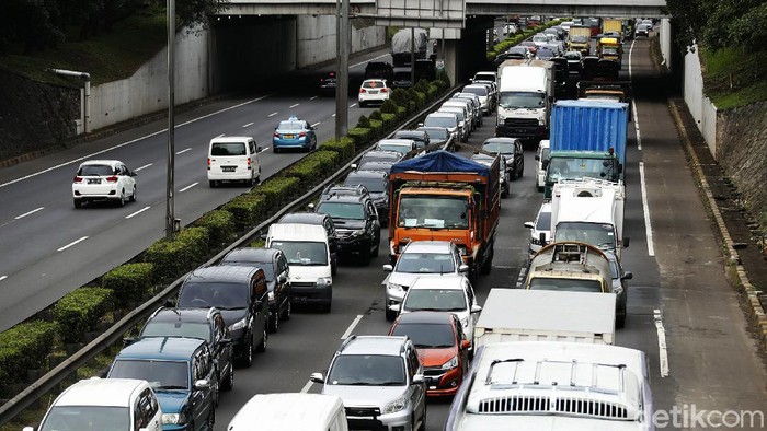 Lima hari menjelang perayaan Natal 2020, arus kendaraan mengular panjang yang akan meninggalkan Jakarta menuju Cikampek , di KM39 Tol JORR Jakarta, Senin (21/12/2020) pagi