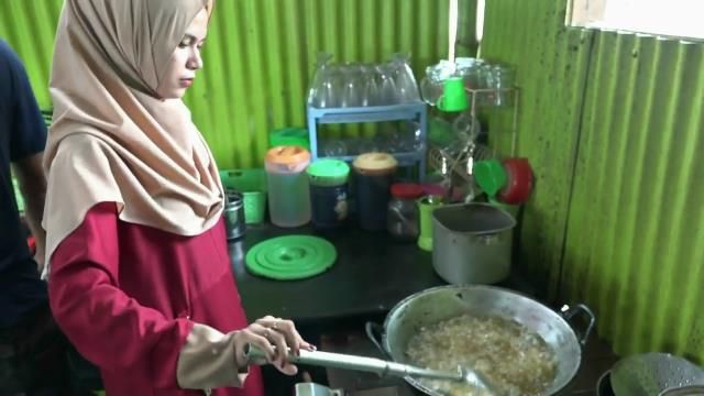 Lewat Probolinggo Bisa Bertemu Siti, Penjual Ikan Asap yang Cantik dan Ramah