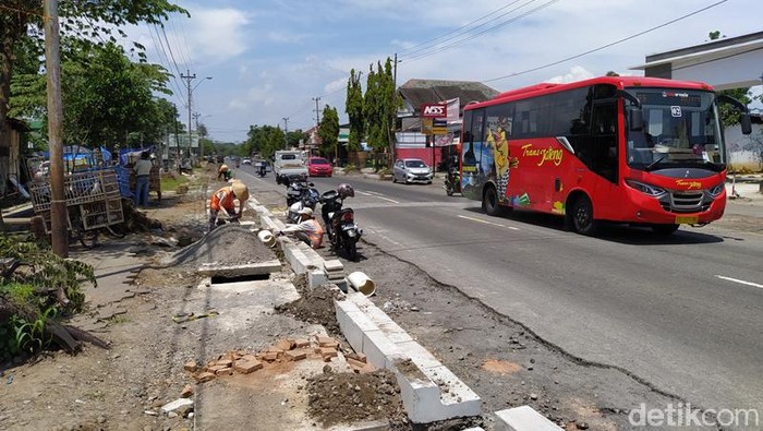 Jalan dari YIA Menuju Candi Borobudur Dilebarkan Kementerian PUPR melebarkan jalan dari Bandara New Yogyakarta International Airport (NYIA) di Kulon Progo menuju Candi Borobudur. Selain itu, melakukan pembangunan trotoar atau jalur pedestrian di sekitar kawasan Candi Borobudur agar membuat wisatawan nyaman.