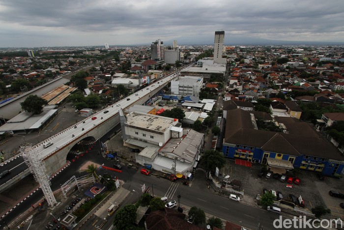 Flyover atau jalan layang Purwosari Solo, Jawa Tengah, mulai bisa dijajal Senin (21/12) menggunakan kendaraan masyarakat seiring dengan uji coba yang dilakukan Pemerintah Kota Surakarta.