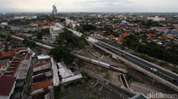 Warga melintasi jalan layang Purwosari di Solo, Jawa Tengah, Senin  (21/12/2020).   