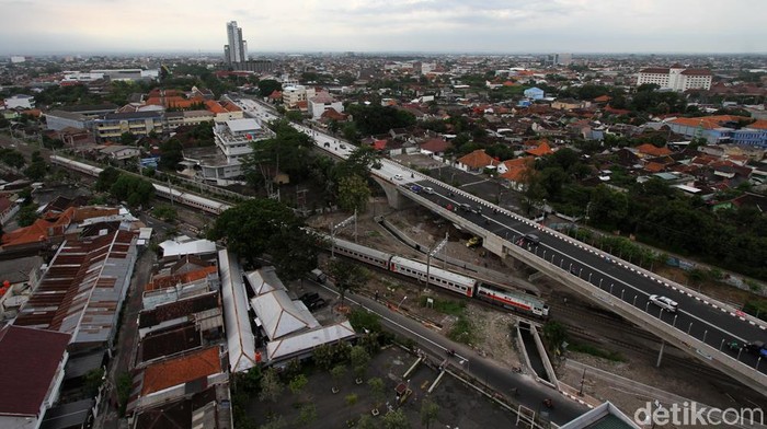 Flyover atau jalan layang Purwosari Solo, Jawa Tengah, mulai bisa dijajal Senin (21/12) menggunakan kendaraan masyarakat seiring dengan uji coba yang dilakukan Pemerintah Kota Surakarta.