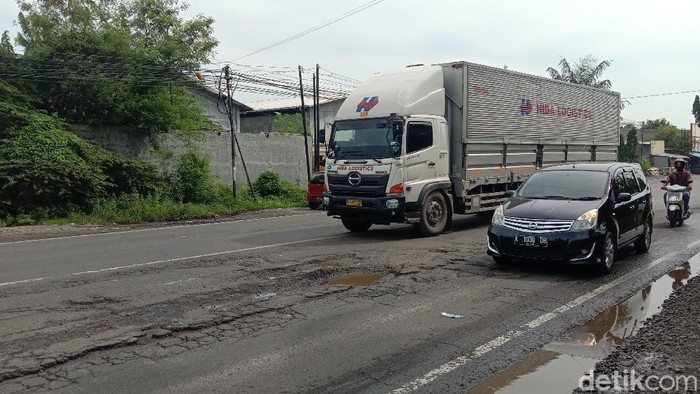 Jalan Pantura Kudus-Pati di Desa Tenggeles Kecamatan Mejobo, Kudus banyak lubang, Senin (21/12/2020)