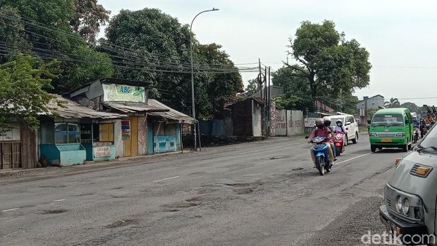 Jalan Pantura Kudus-Pati di Desa Tenggeles Kecamatan Mejobo, Kudus banyak lubang, Senin (21/12/2020)