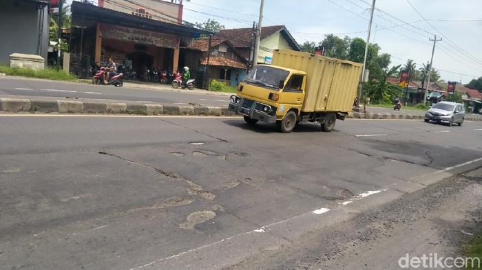 Jalur Pantura di Pemalang, Pekalongan hingga Bantang rusak dan berlubang, Senin (21/12/2020).