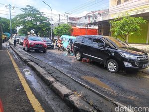 Jalur Trans Sulawesi di Maros Berlubang, Bisa Buat Macet hingga 7 Km