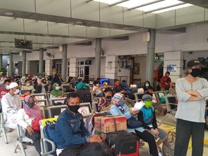 Jelang Libur Nataru, Stasiun Pasar Senen Ramai Penumpang Siang Ini