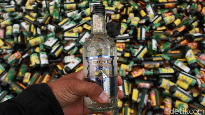 Forum Komunikasi Pimpinan Daerah (Forkompimda) Kabupaten Bandung memusnahkan ribuan botol miras dalam kemasan botol dan ribuan liter miras jenis tuak.