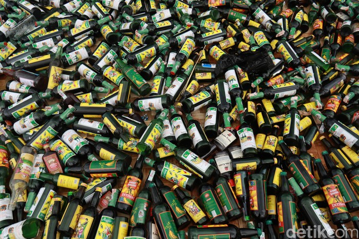 Forum Komunikasi Pimpinan Daerah (Forkompimda) Kabupaten Bandung memusnahkan ribuan botol miras dalam kemasan botol dan ribuan liter miras jenis tuak.