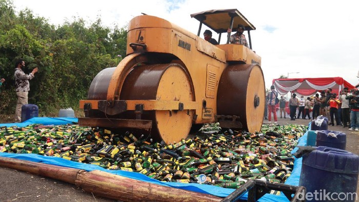 Jelang Nataru, Ribuan Botol Miras Dimusnahkan di Bandung Forum Komunikasi Pimpinan Daerah (Forkompimda) Kabupaten Bandung memusnahkan ribuan botol miras dalam kemasan botol dan ribuan liter miras jenis tuak.