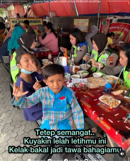 Kakak Ading di Solo Jualan Buah Keliling