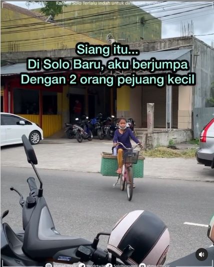 Kakak Ading di Solo Jualan Buah Keliling