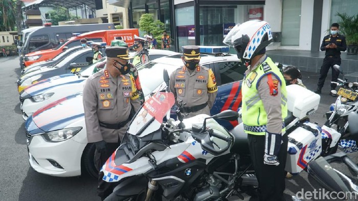 Kapolrestabes Surabaya Kombes Johnny Eddizon Isir dan Wakapolrestabes Surabaya AKBP Hartoyo