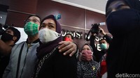 Keluarga dari 6 laskar FPI yang tewas datang dengan didampingi pengacaranya.