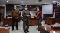 Turut mendampingi mereka politikus PKS, Mardani Ali Sera.