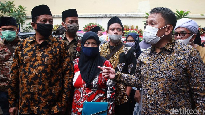 Front Pembela Islam (FPI) mendatangi Komnas HAM bersama perwakilan keluarga dari 6 laskar yang tewas, Senin (21/12/2020). Kedatangannya itu untuk menyerahkan bukti yang dikumpulkan FPI atas kasus penembakan 6 laskar di Km 50 Tol Jakarta-Cikampek.