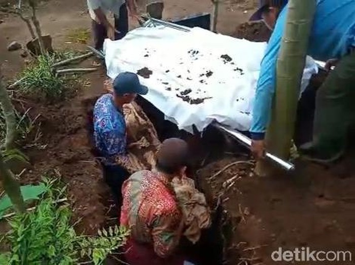Kesaksian Juru Makam, Jasad Utuh Mbah Soewardi yang Terkubur 30 Tahu Beraroma Wangi