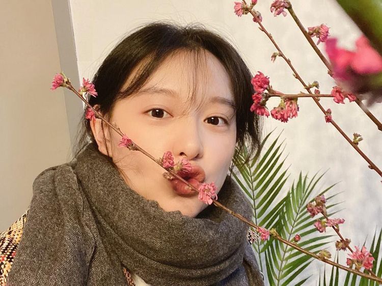 7 Potret Kim Ji Won yang Bikin Gemas!