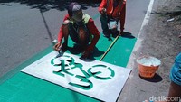Pekerja menyelesaikan pembangunan jalur sepeda di Klaten.
