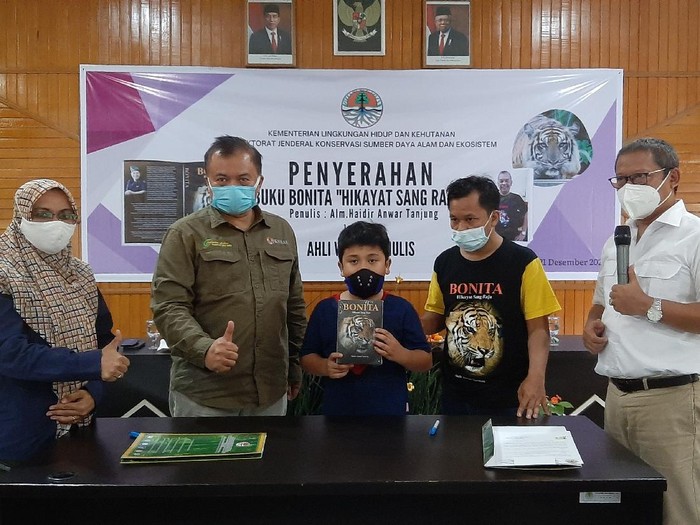 KLHK Beri 500 Eksemplar Buku Bonita Hikayat Sang Raja kepada ahli waris penulis, Haidir Tanjung