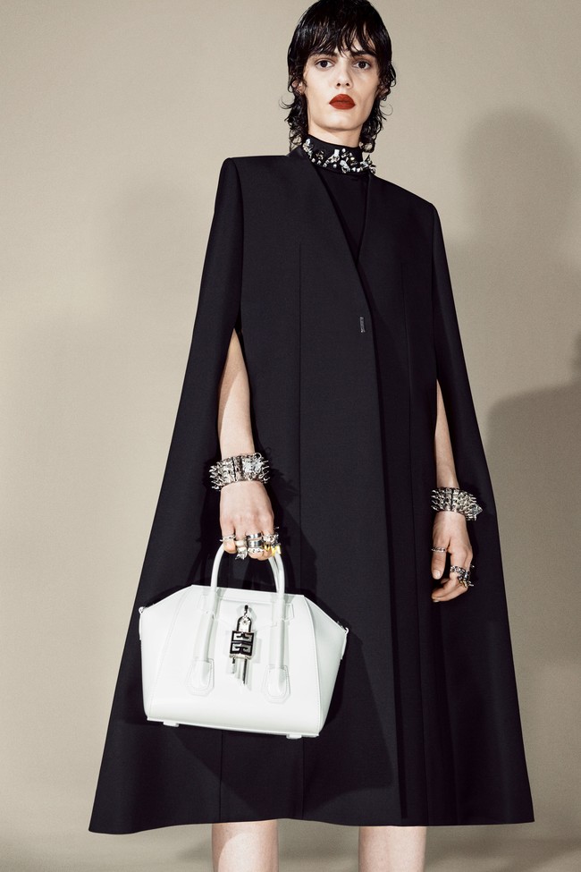 Creative Director Givenchy Matthew M. Williams menghadirkan koleksi pre fall 2021 Givenchy dengan sentuhan kemewahan yang timeless. Foto: dok. Givenchy.