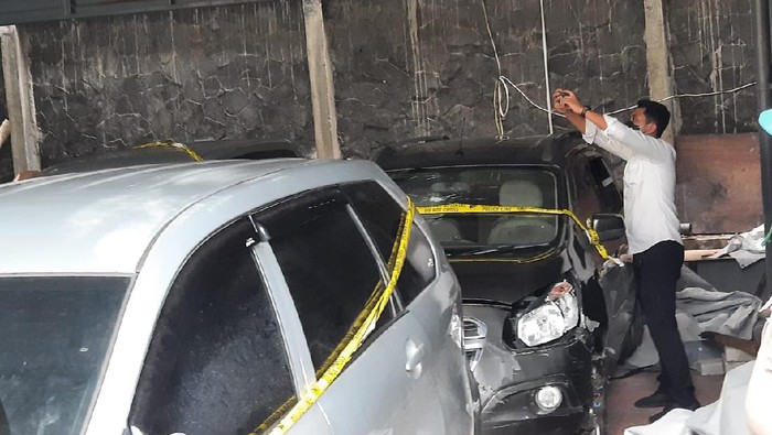 Komas HAM-Bareskrim Polri cek kondisi mobil 6 laskar FPI-polisi yang terlibat insiden penembakan di Tol Japek.