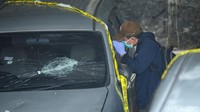 Satu mobil berwarna hitam jenis Chevrolet terlihat mengalami kerusakan di ban bagian depan. Kaca depan mobil Chevrolet tersebut juga mengalami kerusakan.  