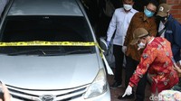 Kemudian ada satu lagi mobil Toyota Avanza warna silver. Dibanding dua kendaraan lainnya, kendaraan ini terlihat tidak mengalami kerusakan yang parah.    