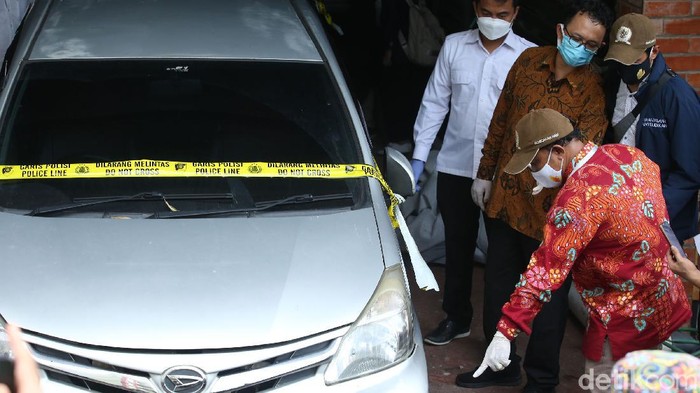 Komnas HAM dan Bareskrim Polri memeriksa barang bukti penembakan di Polda Metro Jaya, Senin (21/12/2020). Kedua pihak memeriksa mobil yang ditumpangi oleh 6 anggota laskar FPI dan Bareskrim Polri.