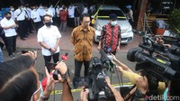 Pantauan detikcom di garasi Subdit Ranmor Polda Metro Jaya, Senin (21/12/2020), sekitar pukul 14.40 WIB, terdapat tiga mobil di sana. Tiap mobil tersebut dipasangi garis polisi.  