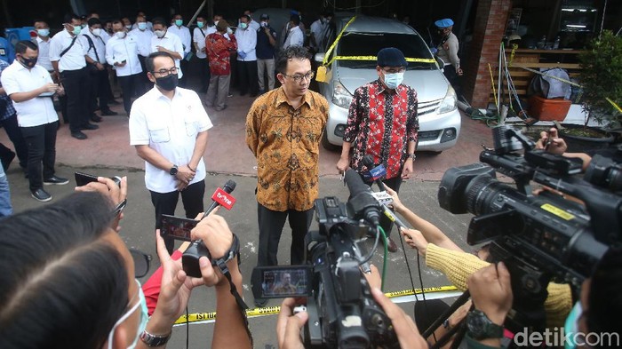 Komnas HAM Periksa Mobil FPI-Polri Pasca Insiden KM 50 Komnas HAM dan Bareskrim Polri memeriksa barang bukti penembakan di Polda Metro Jaya, Senin (21/12/2020). Kedua pihak memeriksa mobil yang ditumpangi oleh 6 anggota laskar FPI dan Bareskrim Polri.